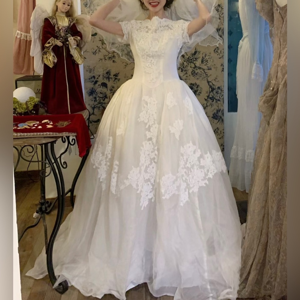 50s vintage lace bridal gown, wedding dress with train